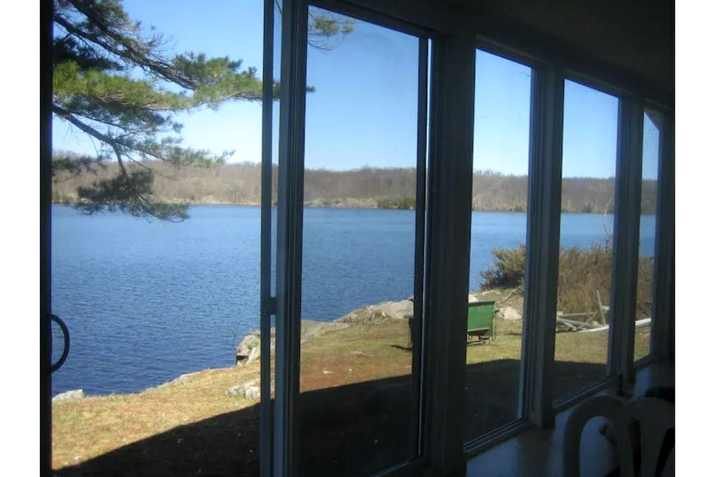 Renovated Waterfront Cabin Perfect for Big Groups in Ontario