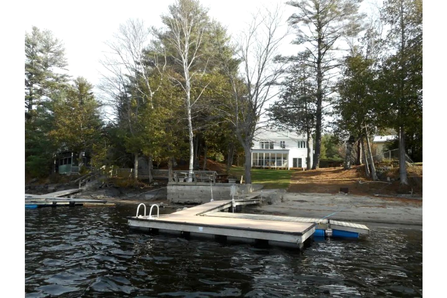 Renovated Waterfront Cabin Perfect for Big Groups in Ontario