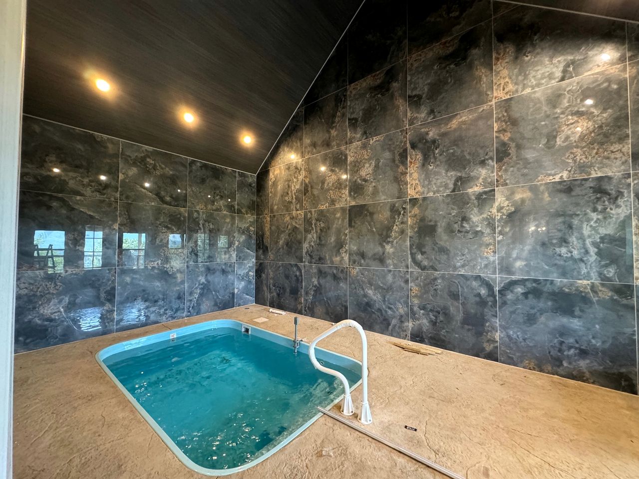 Gorgeous Cabin with Indoor Pool, Fireplace and Barbecue in Sevierville, Tennessee