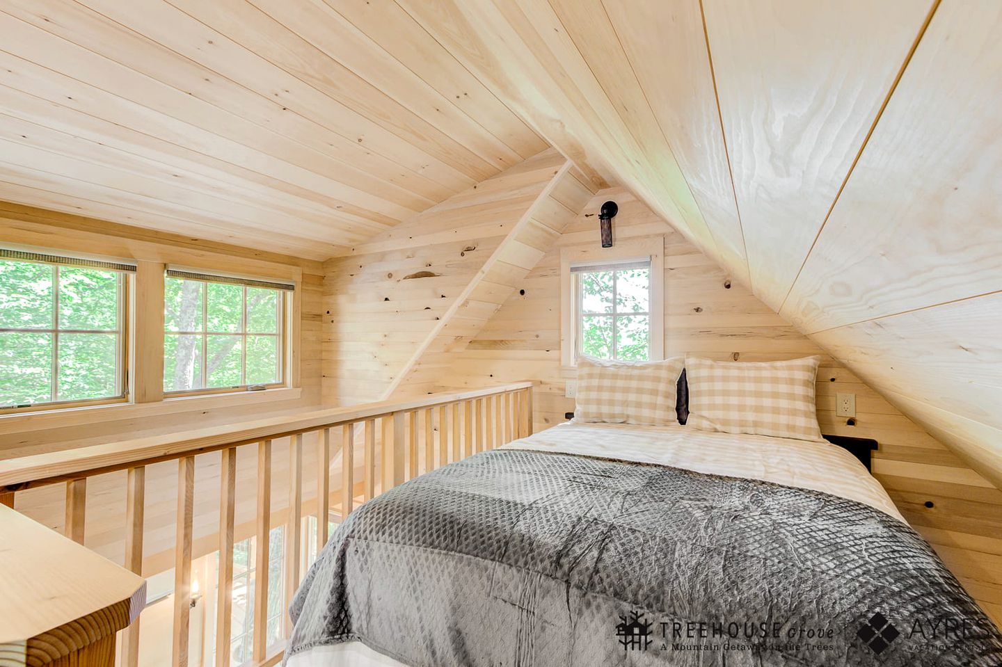 Spectacular Wooden Tree House with Hot-tub in Gatlinburg, Tennessee