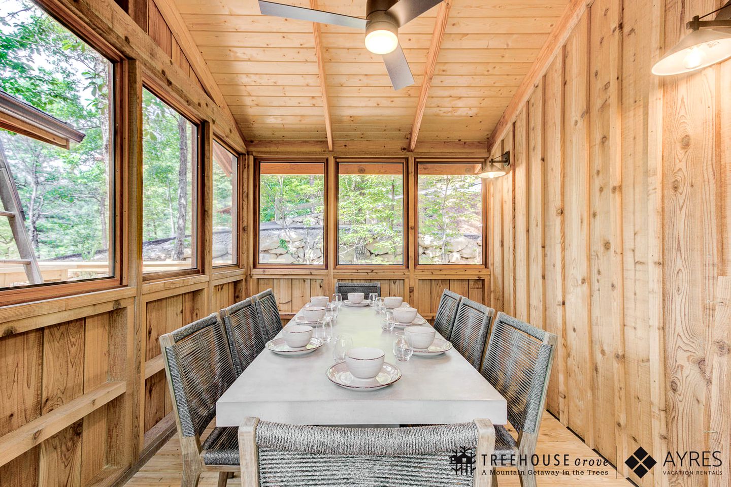 Spectacular Wooden Tree House with Hot-tub in Gatlinburg, Tennessee