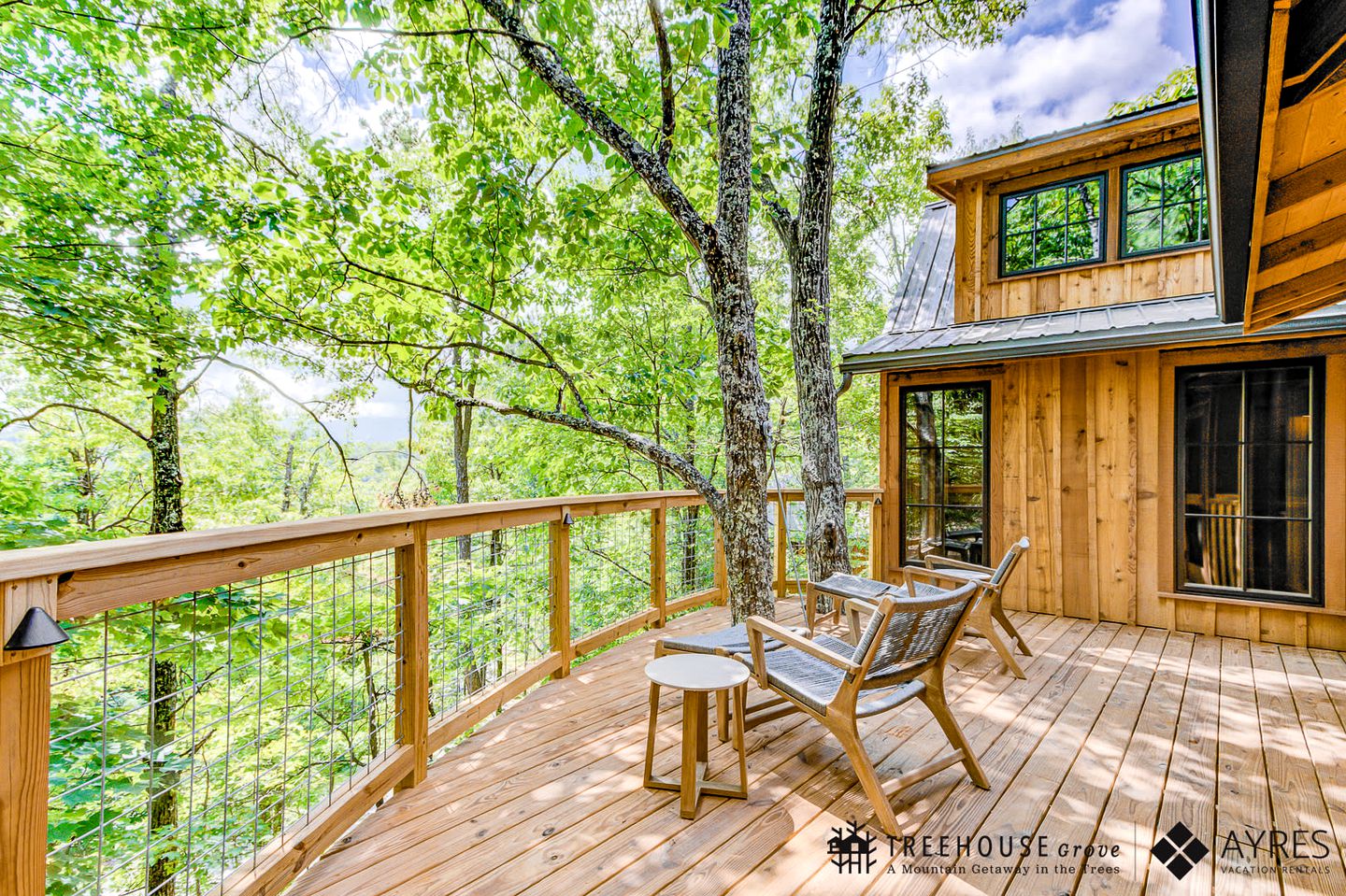Spectacular Wooden Tree House with Hot-tub in Gatlinburg, Tennessee