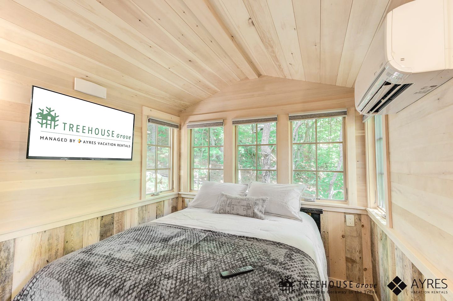Spectacular Wooden Tree House with Hot-tub in Gatlinburg, Tennessee