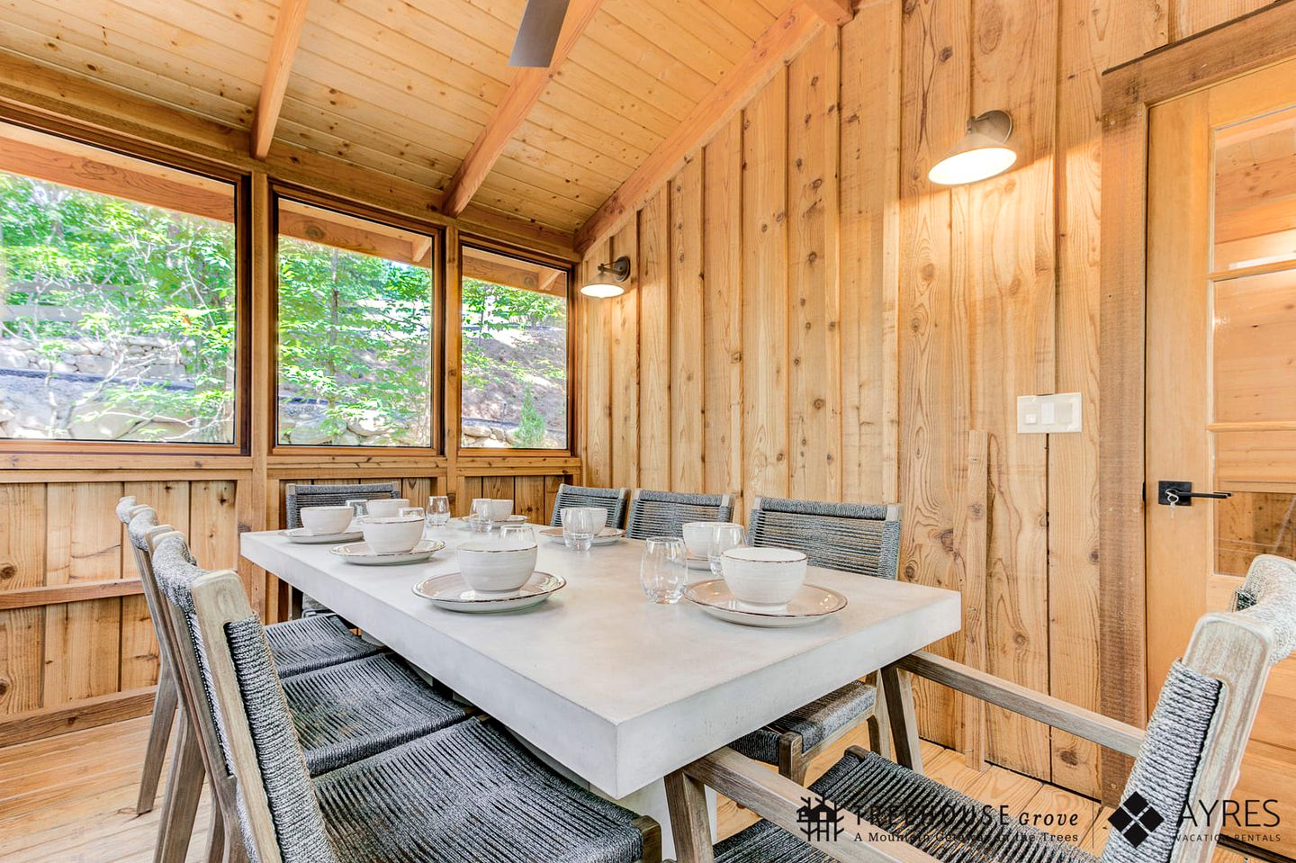 Spectacular Wooden Tree House with Hot-tub in Gatlinburg, Tennessee