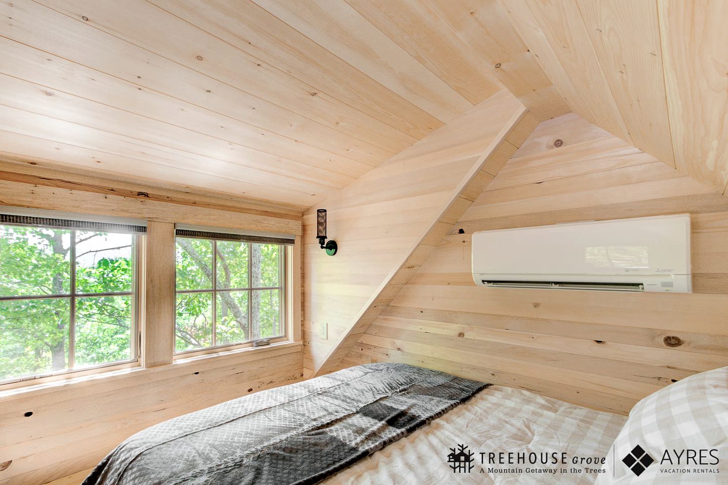 Spectacular Wooden Tree House with Hot-tub in Gatlinburg, Tennessee