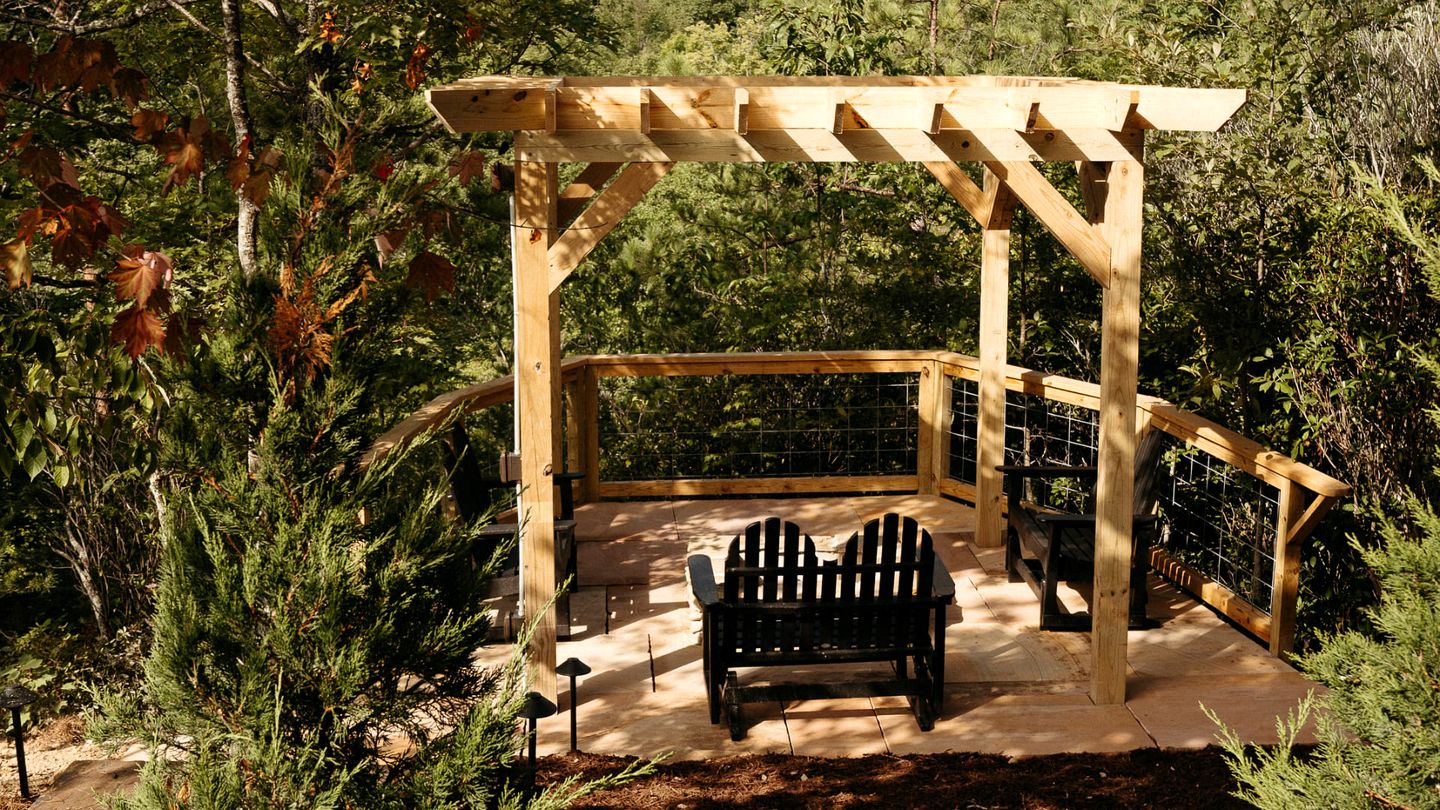 Spectacular Wooden Tree House with Hot-tub in Gatlinburg, Tennessee