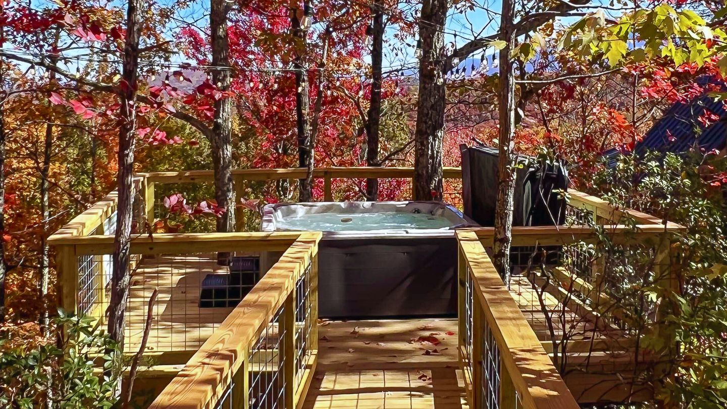 Spectacular Wooden Tree House with Hot-tub in Gatlinburg, Tennessee
