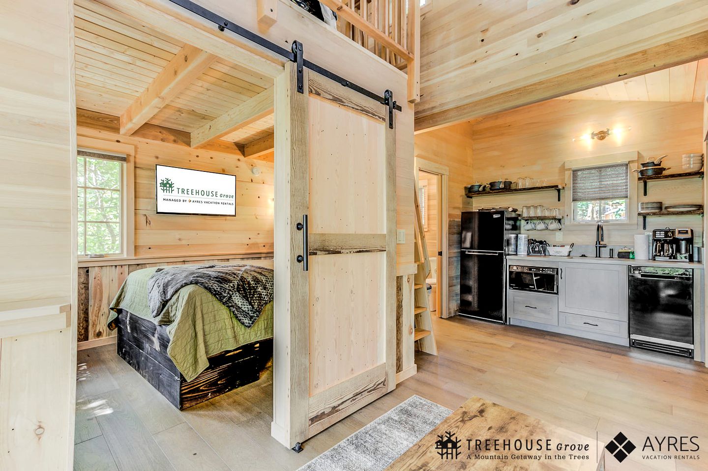 Spectacular Wooden Tree House with Hot-tub in Gatlinburg, Tennessee