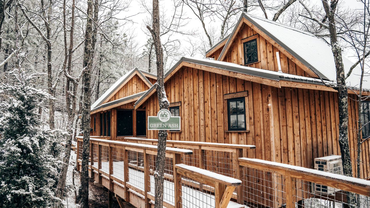 Spectacular Wooden Tree House with Hot-tub in Gatlinburg, Tennessee