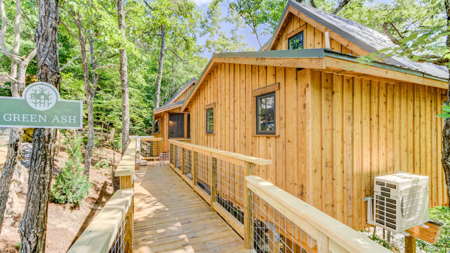 Spectacular Wooden Tree House with Hot-tub in Gatlinburg, Tennessee