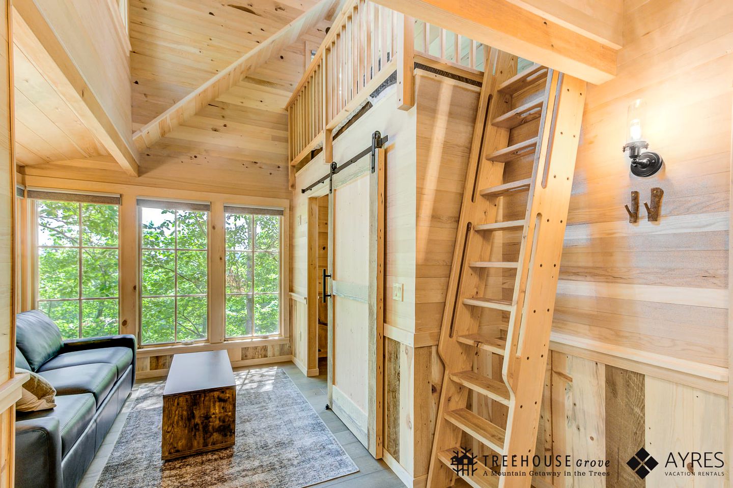 Spectacular Wooden Tree House with Hot-tub in Gatlinburg, Tennessee