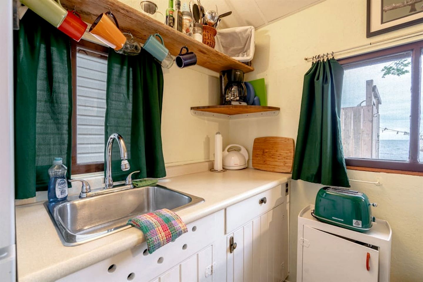 Waterfront Tiny House Ideal for a Relaxing Escape in Ontario