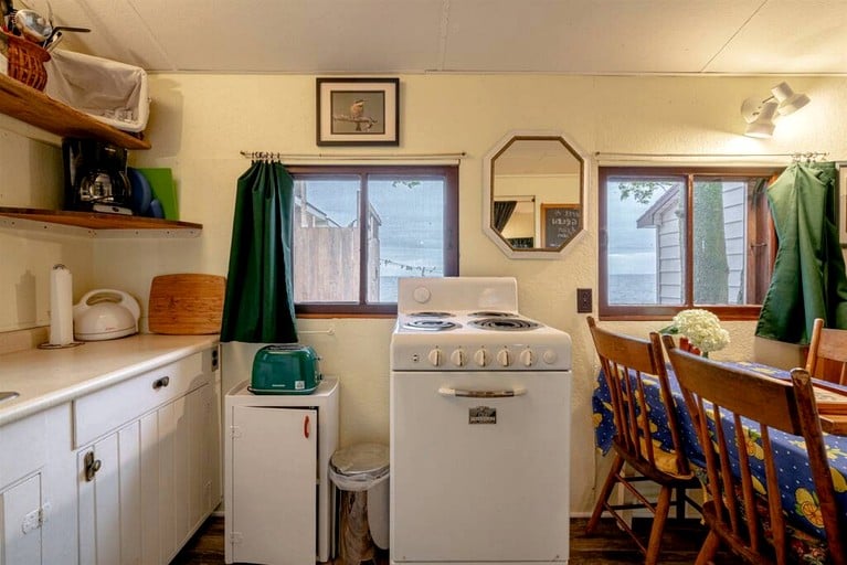 Cabins (Canada, Leamington, Ontario)