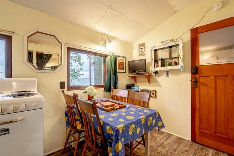 Cabins (Canada, Leamington, Ontario)