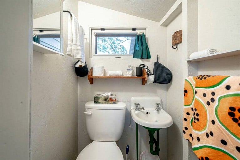 Cabins (Canada, Leamington, Ontario)