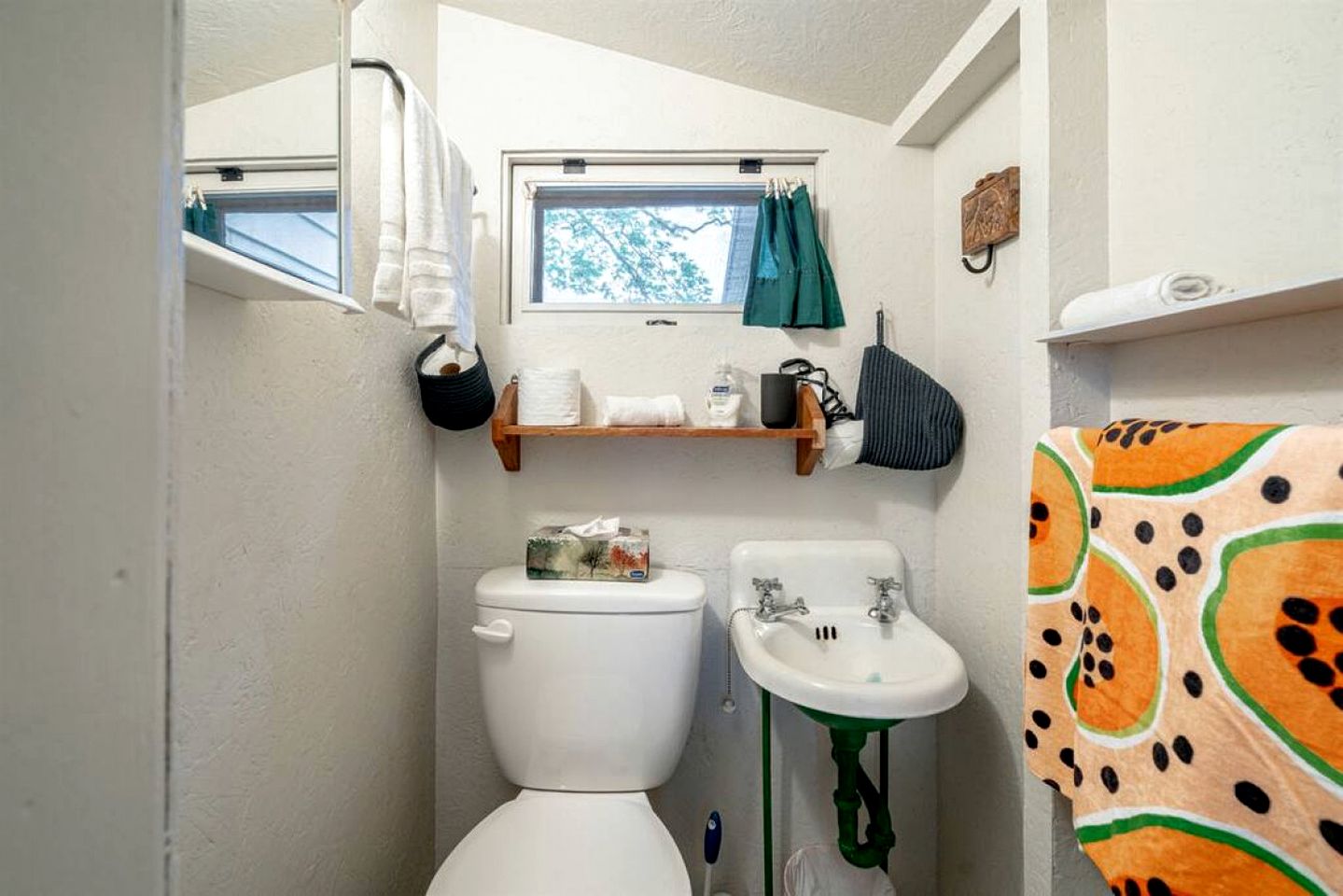 Waterfront Tiny House Ideal for a Relaxing Escape in Ontario