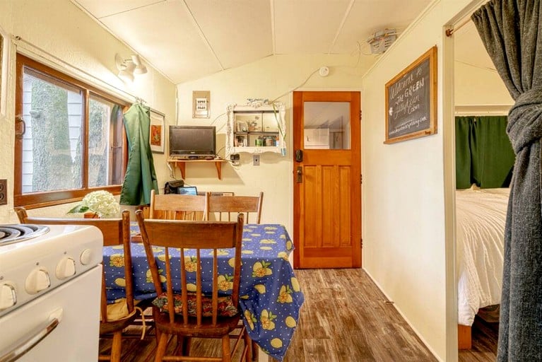 Cabins (Canada, Leamington, Ontario)