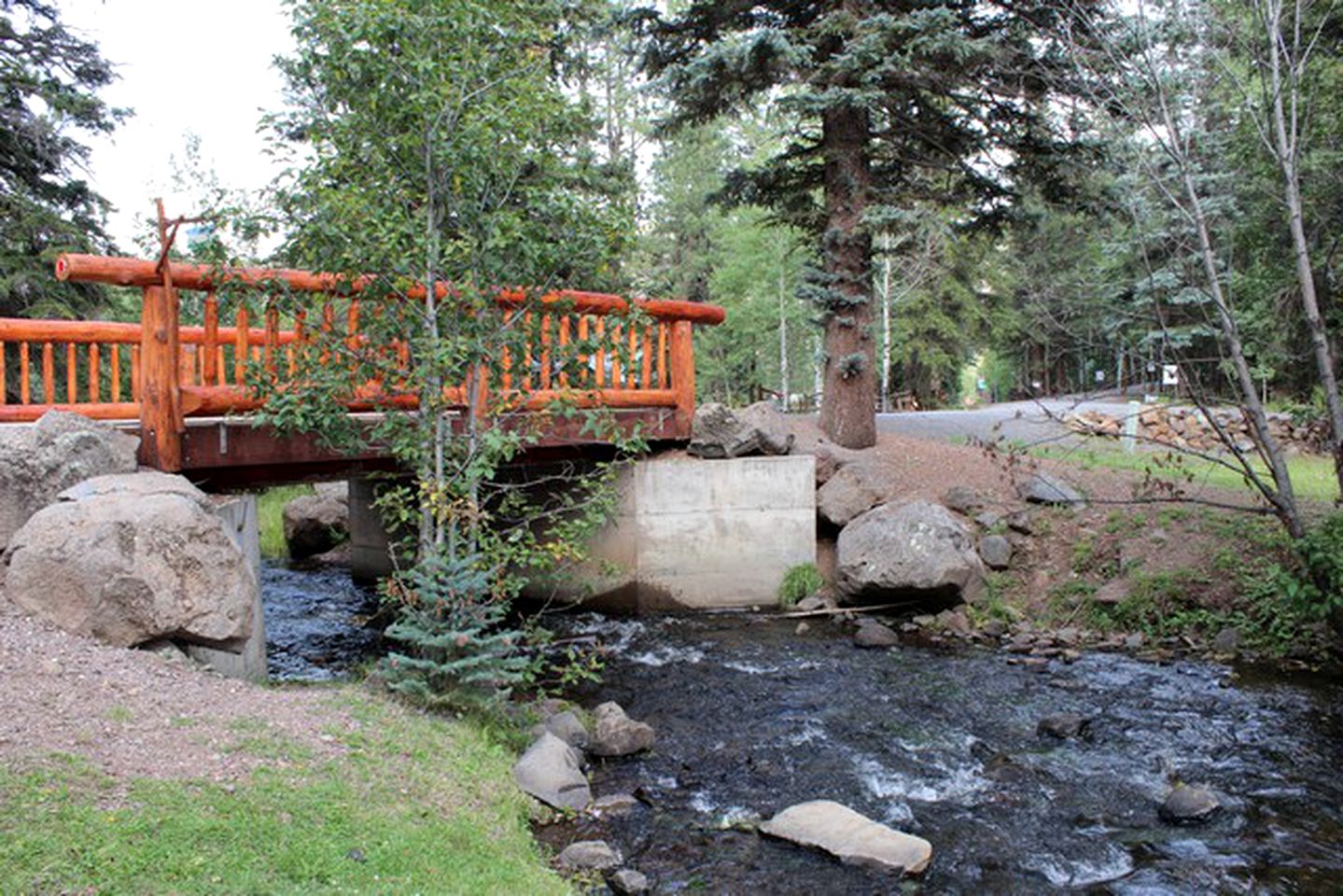 Deluxe Suite for Six with a Shared Hot Tub near the Greer Lakes, Arizona