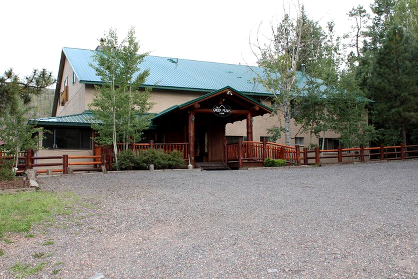 Deluxe Suite for Six with a Shared Hot Tub near the Greer Lakes, Arizona