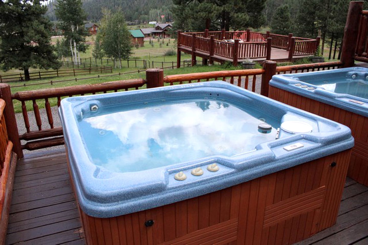 Deluxe Suite for Six with a Shared Hot Tub near the Greer Lakes, Arizona