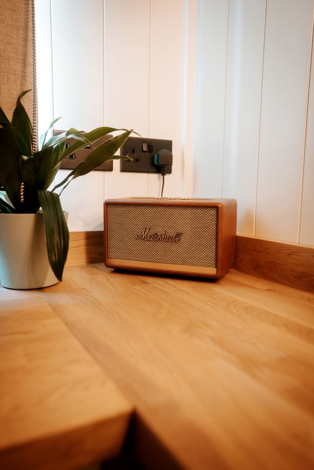 Charming Countryside Lodge with Private Spa, Hot Tub & Firepit, Serene Retreat Near Binsted, England