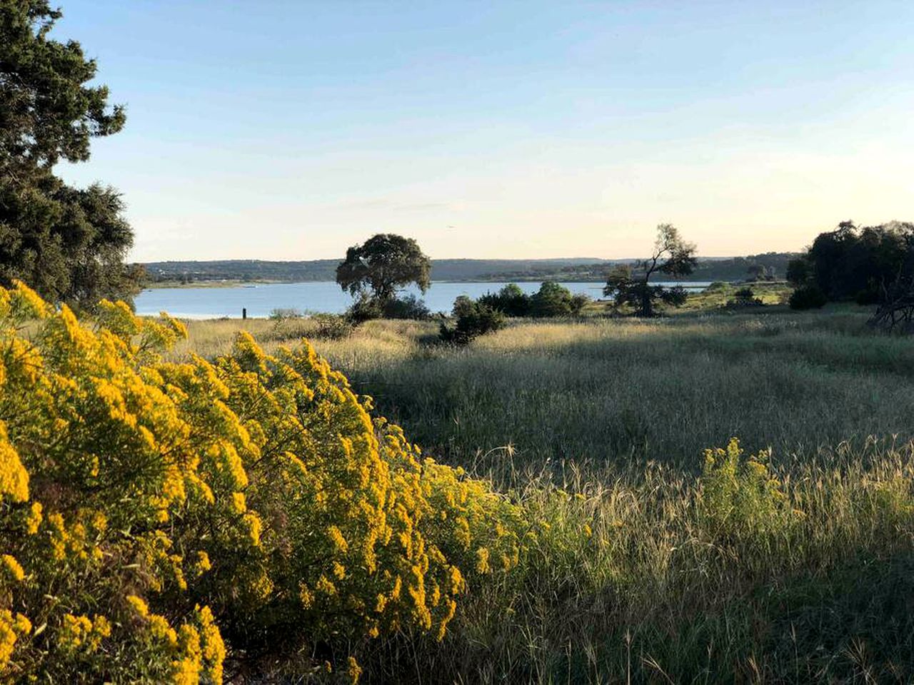 Tiny Glamping Container Offering Exquisite Views of Canyon Lake with Shared Hot-Tub, Nearby San Antonio