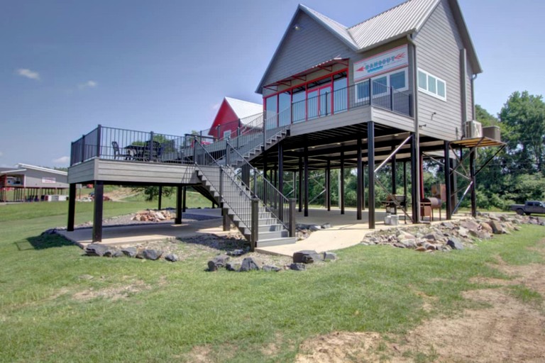 Stunning Elevated Cabin on the Caddo River for a Peaceful Getaway with Gorgeous Views in Glenwood, Arkansas