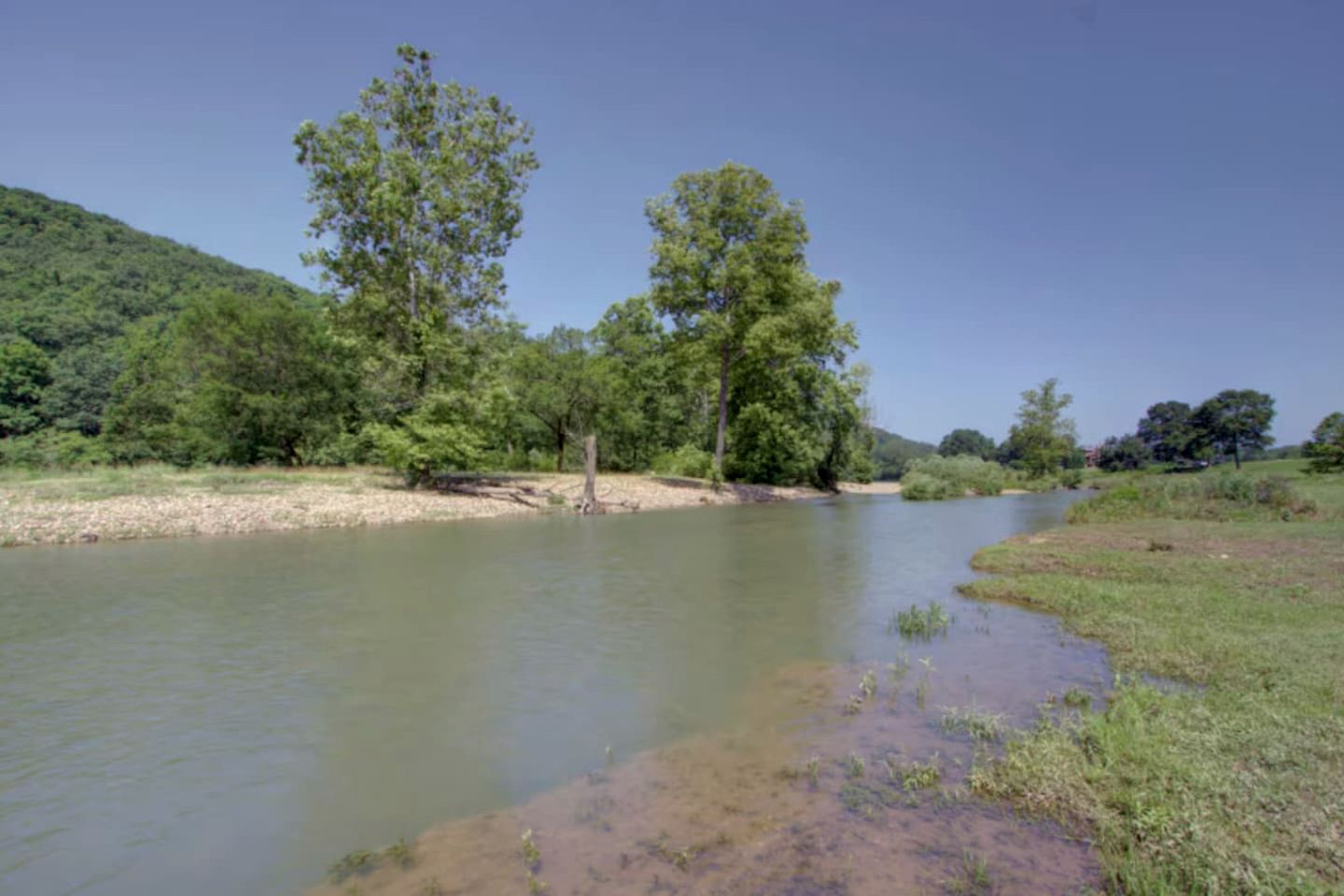 Stunning Elevated Cabin on the Caddo River for a Peaceful Getaway with Gorgeous Views in Glenwood, Arkansas