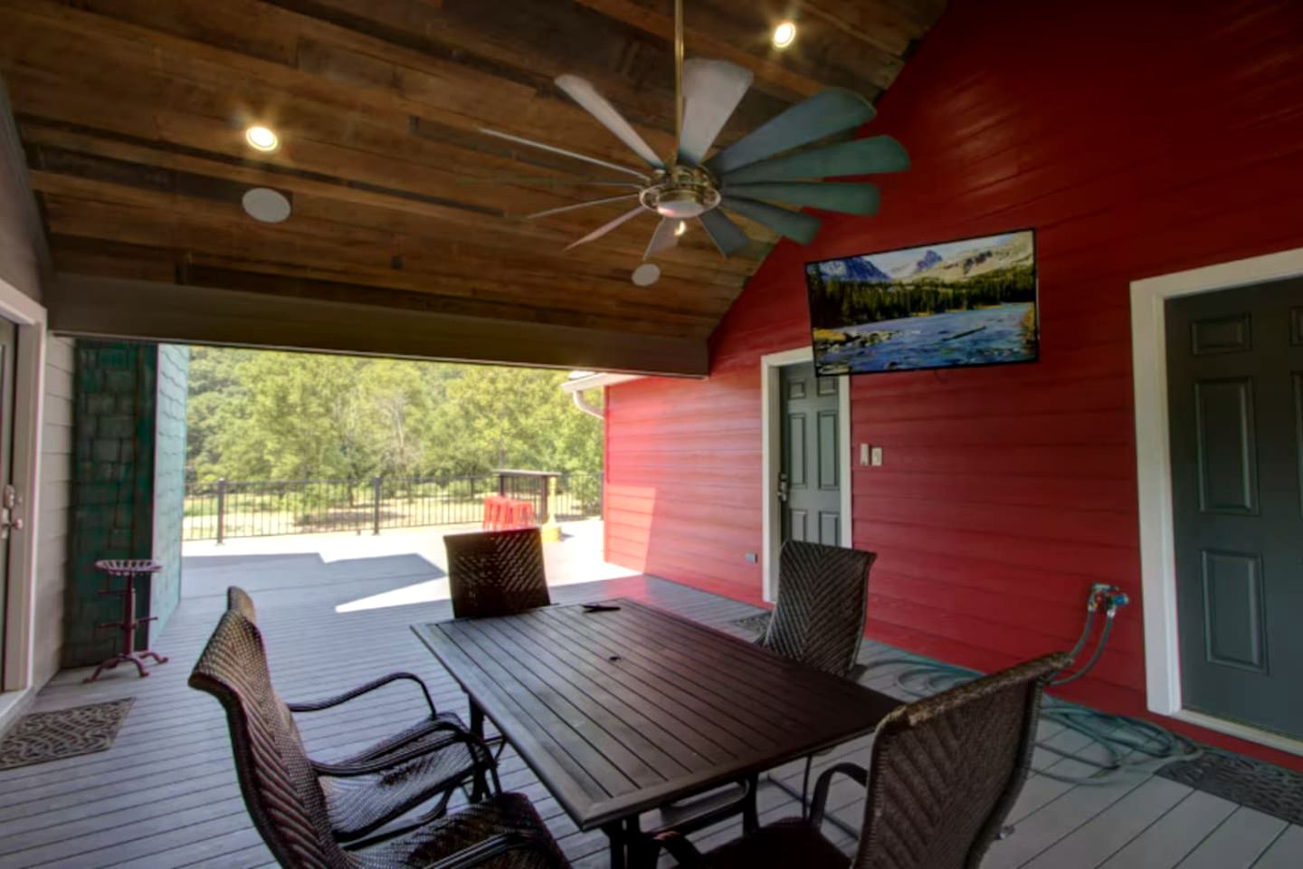 Stunning Elevated Cabin on the Caddo River for a Peaceful Getaway with Gorgeous Views in Glenwood, Arkansas