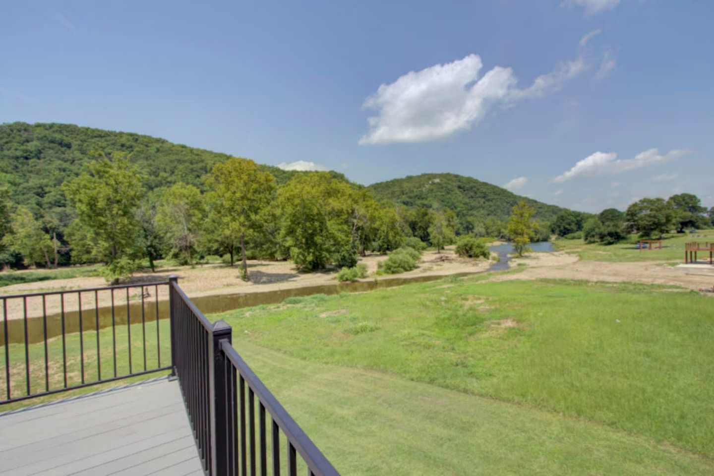 Stunning Elevated Cabin on the Caddo River for a Peaceful Getaway with Gorgeous Views in Glenwood, Arkansas