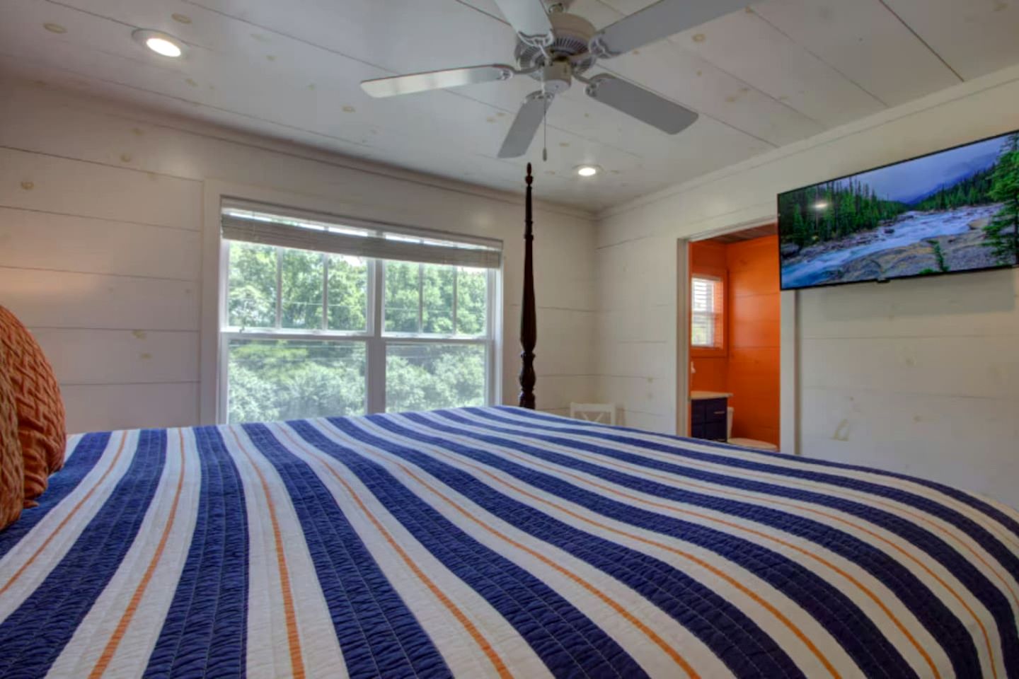 Stunning Elevated Cabin on the Caddo River for a Peaceful Getaway with Gorgeous Views in Glenwood, Arkansas