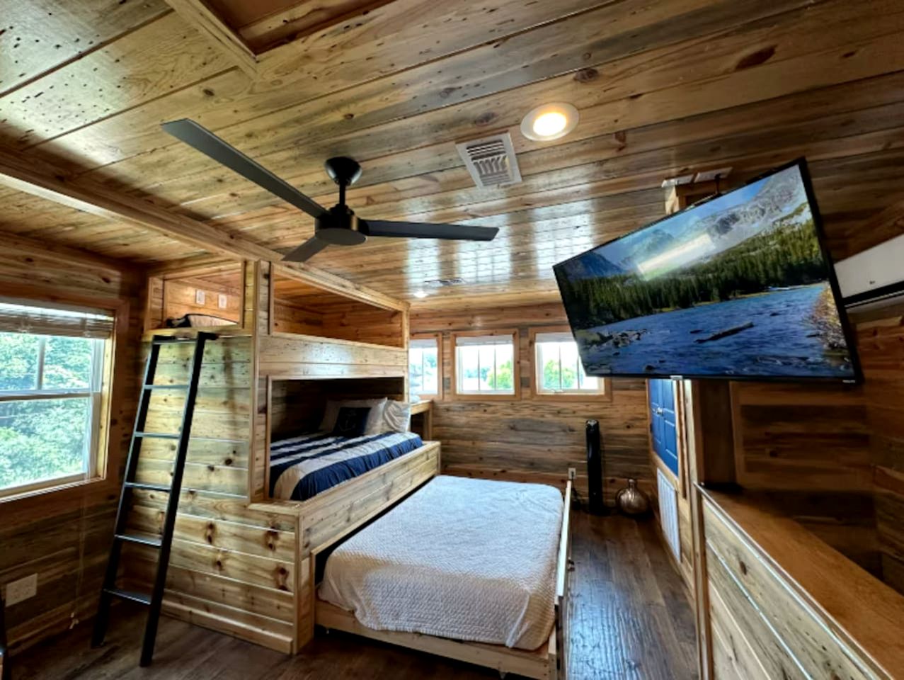 Stunning Elevated Cabin on the Caddo River for a Peaceful Getaway with Gorgeous Views in Glenwood, Arkansas