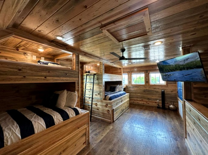 Cabins (United States of America, Glenwood, Arkansas)