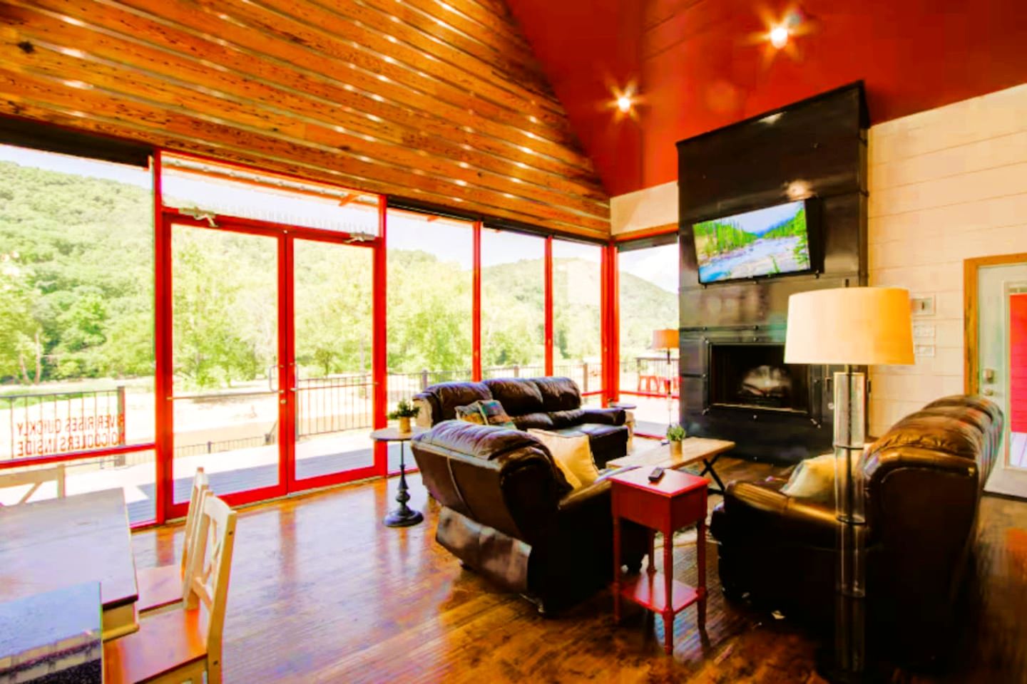 Stunning Elevated Cabin on the Caddo River for a Peaceful Getaway with Gorgeous Views in Glenwood, Arkansas