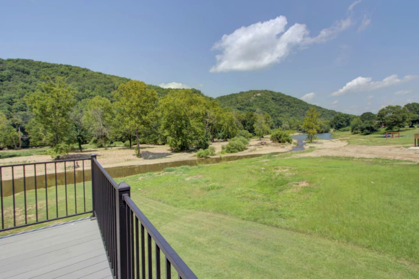 Stunning Elevated Cabin on the Caddo River for a Peaceful Getaway with Gorgeous Views in Glenwood, Arkansas