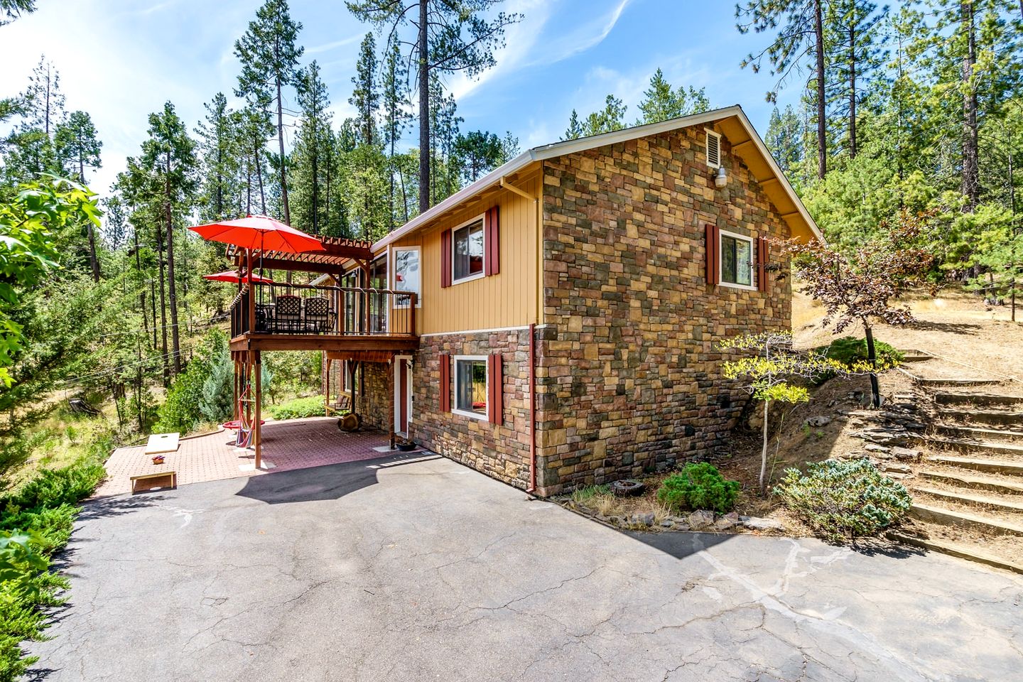 Incredible Cabin with Nice Views in Groveland, California