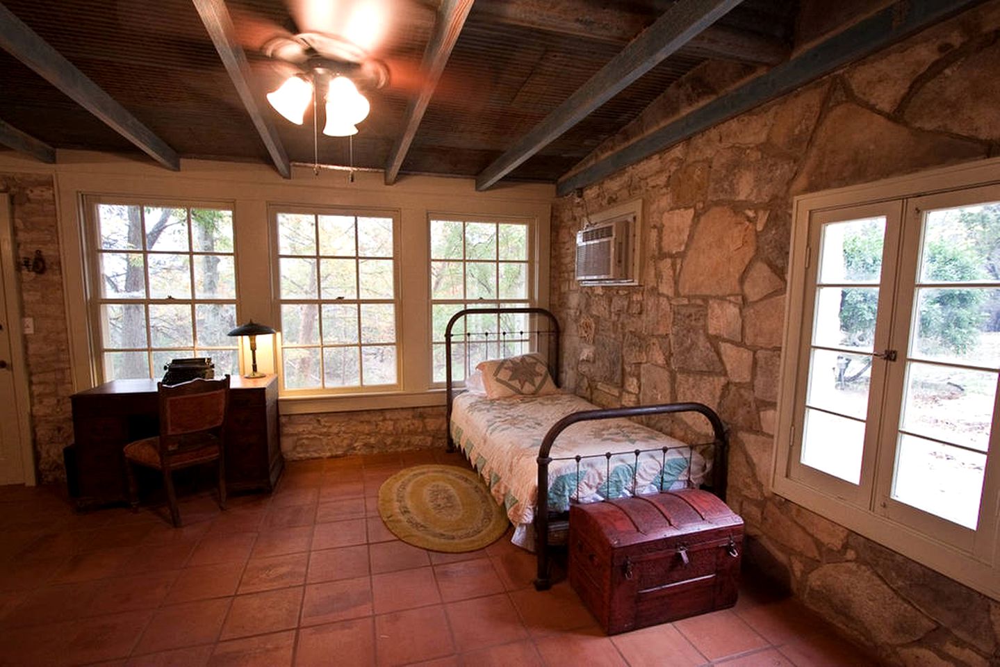 Lovely and Quiet Bed and Breakfast Cottage near Dripping Springs, Texas