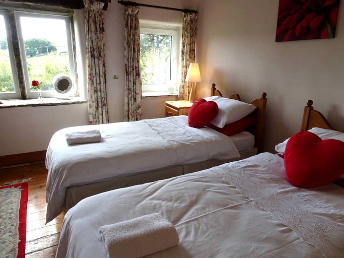 Cottages (Cononley, England, United Kingdom)