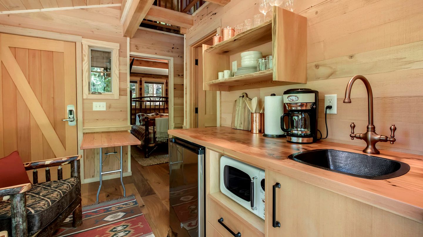 Gorgeous, Secluded, Wooden Tree House in Gatlinburg, Tennessee