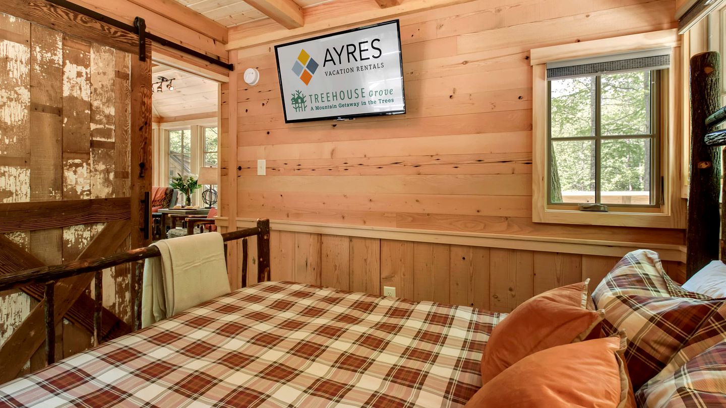 Gorgeous, Secluded, Wooden Tree House in Gatlinburg, Tennessee