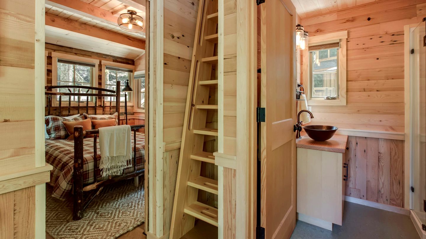 Gorgeous, Secluded, Wooden Tree House in Gatlinburg, Tennessee