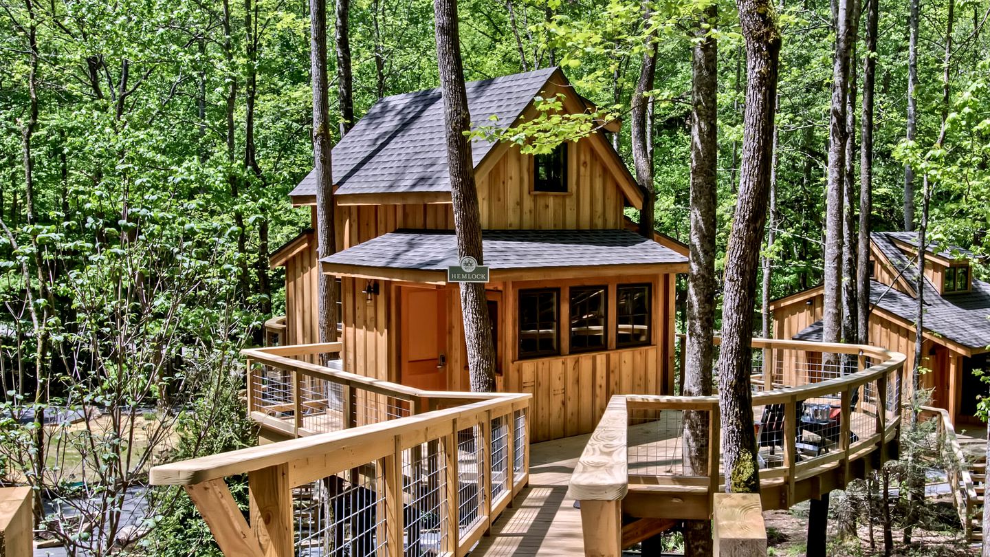 Gorgeous, Secluded, Wooden Tree House in Gatlinburg, Tennessee