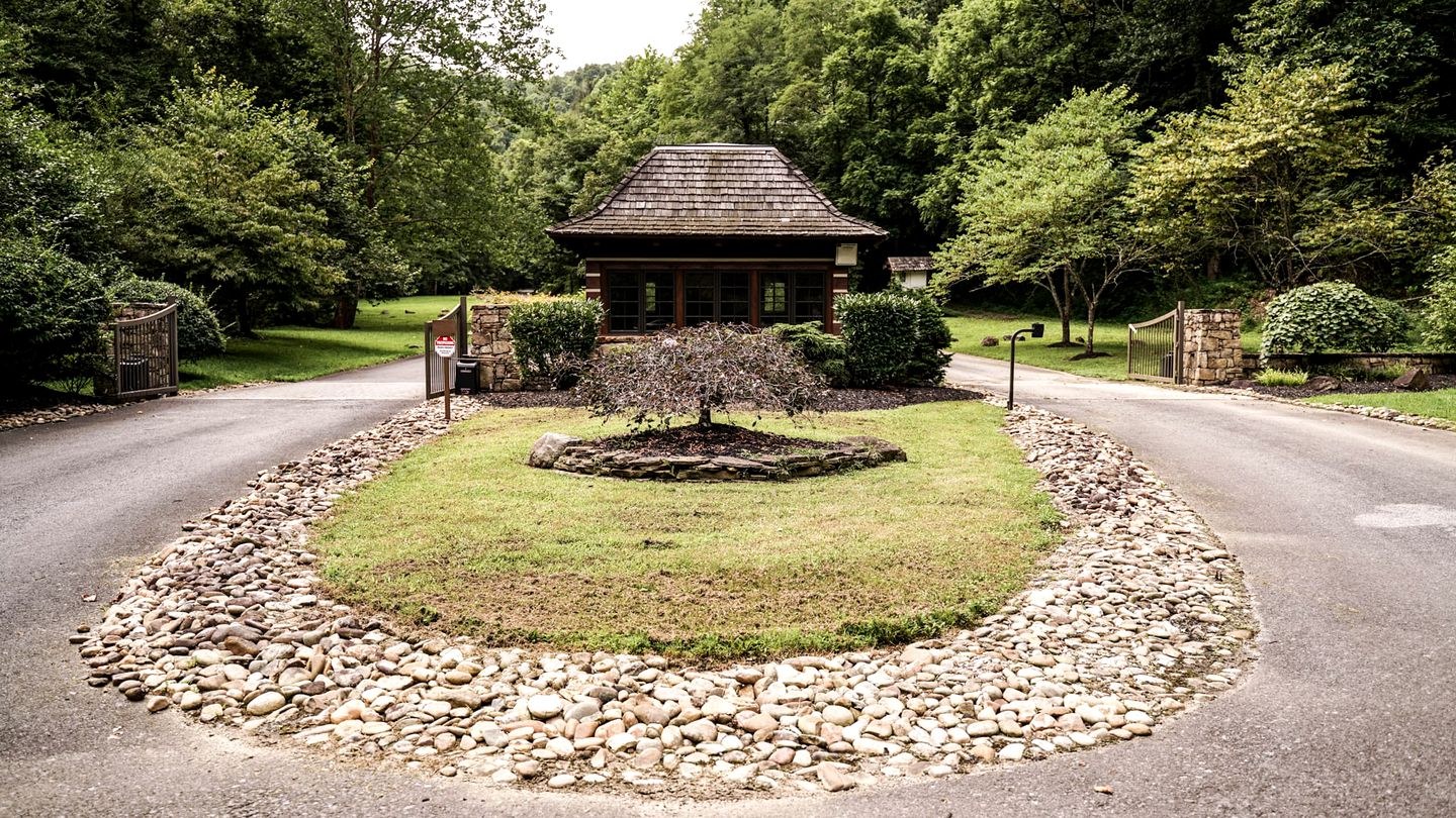 Gorgeous, Secluded, Wooden Tree House in Gatlinburg, Tennessee
