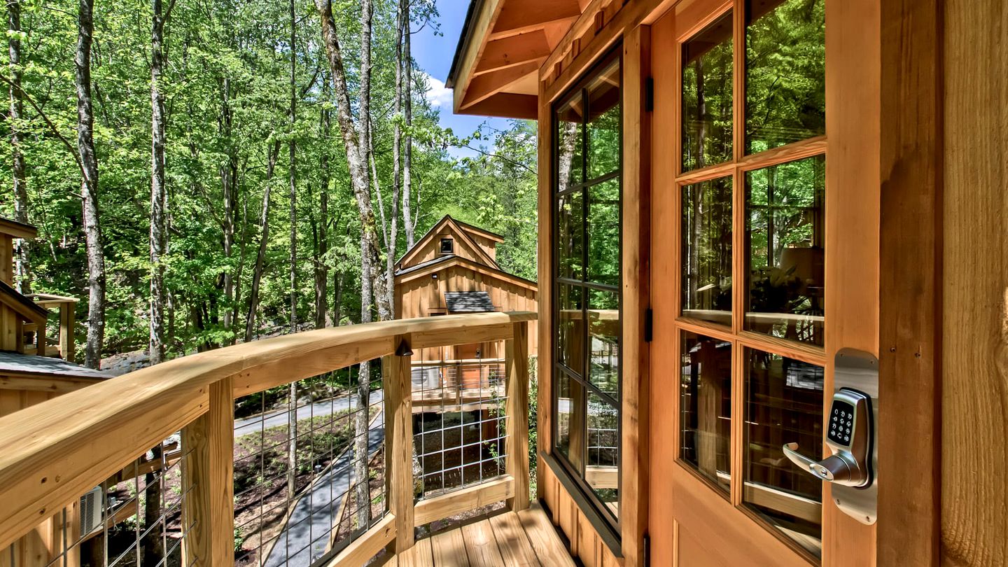 Gorgeous, Secluded, Wooden Tree House in Gatlinburg, Tennessee