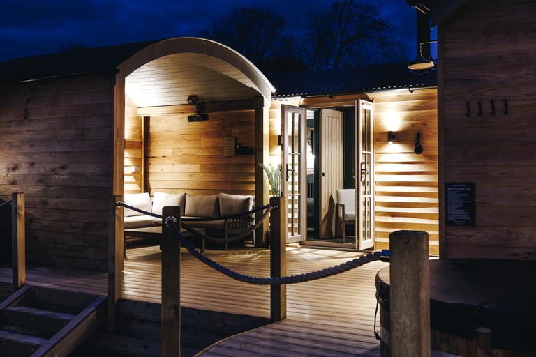 Exclusive Countryside Lodge with Outdoor Cinema, Hot Tub & Sauna, Tranquil Escape Near Binsted, England