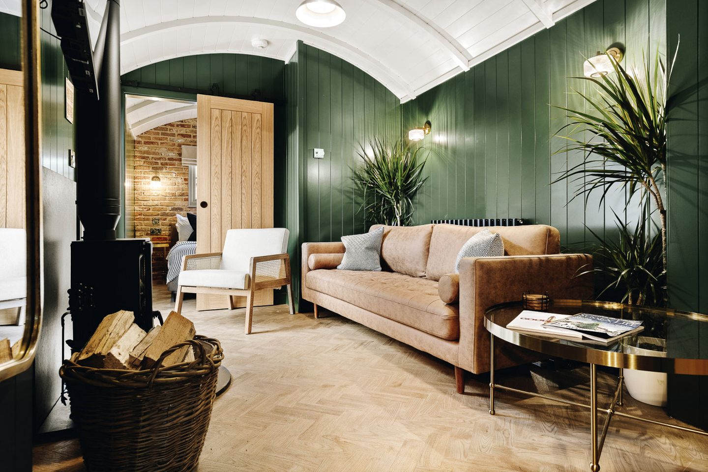 Exclusive Countryside Lodge with Outdoor Cinema, Hot Tub & Sauna, Tranquil Escape Near Binsted, England