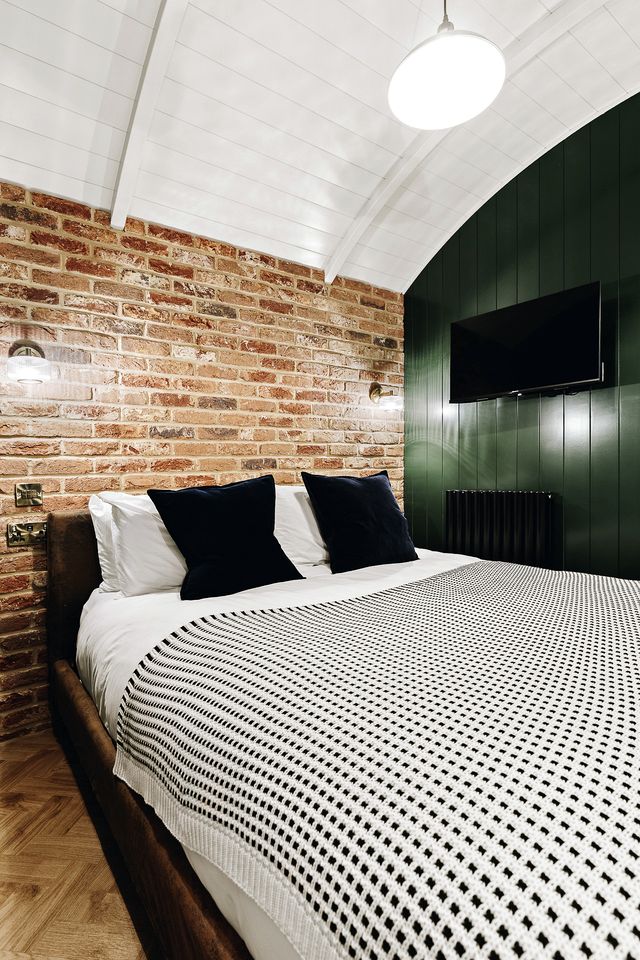 Exclusive Countryside Lodge with Outdoor Cinema, Hot Tub & Sauna, Tranquil Escape Near Binsted, England