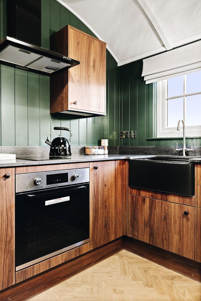 Exclusive Countryside Lodge with Outdoor Cinema, Hot Tub & Sauna, Tranquil Escape Near Binsted, England