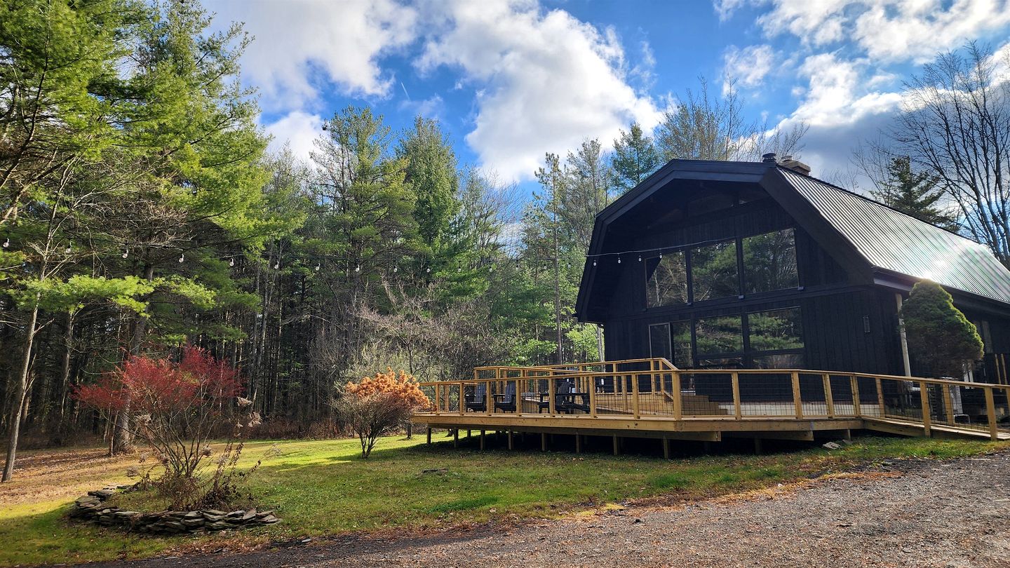 Incredible Secluded Cabin with Barrel Sauna, Fire Pit and Deck for an Unforgettable Getaway in the Finger Lakes in New York