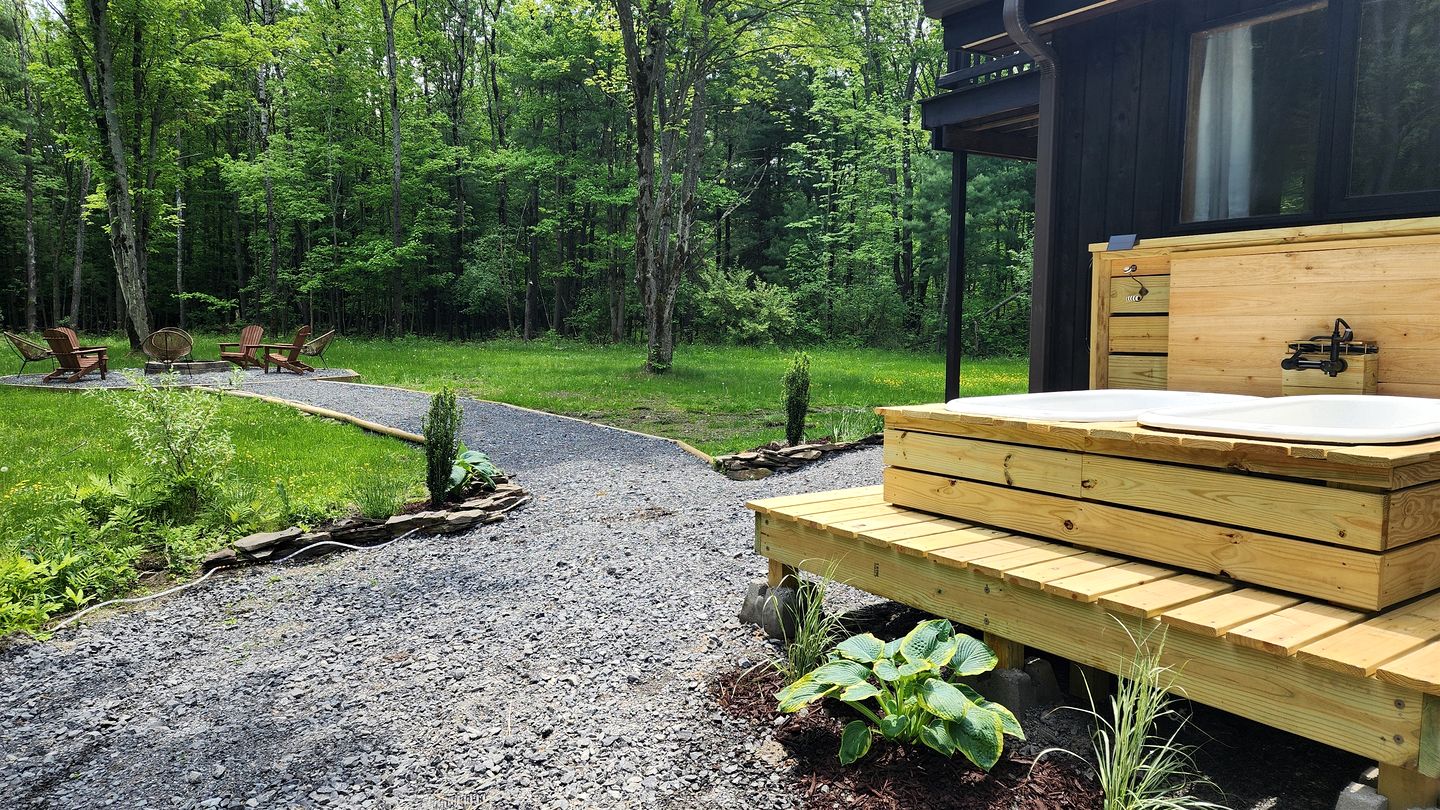 Incredible Secluded Cabin with Barrel Sauna, Fire Pit and Deck for an Unforgettable Getaway in the Finger Lakes in New York